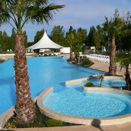 Pres De Avec Piscine Partagee Vias