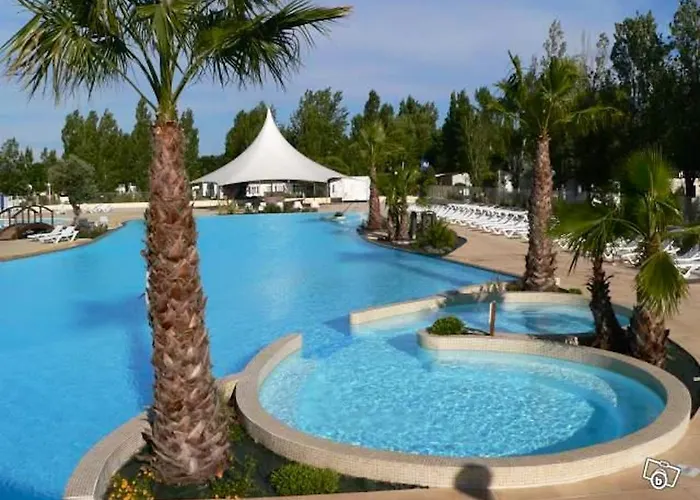 Près De Avec Piscine Partagée Vias
