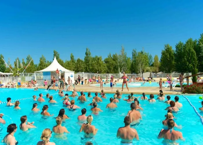 Près De Avec Piscine Partagée Vias